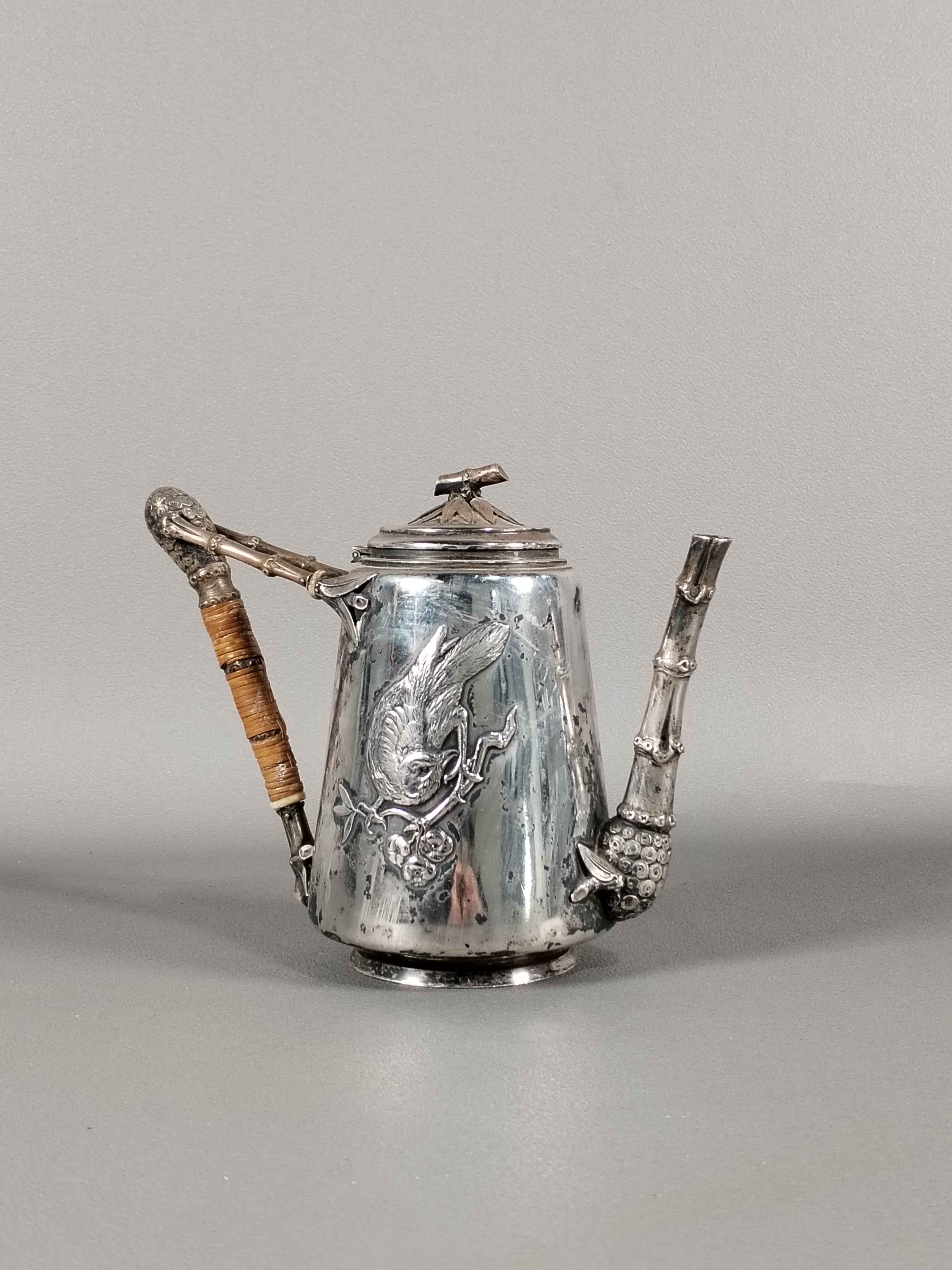 49 - Théière en argent dite « japonisante »